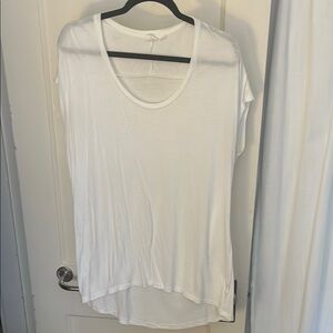 White GAP tee shirt long scoop neck